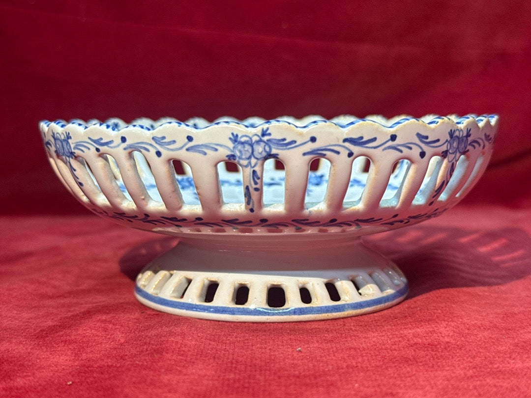 Coupe sur pied ajourée en céramique bleue et blanche