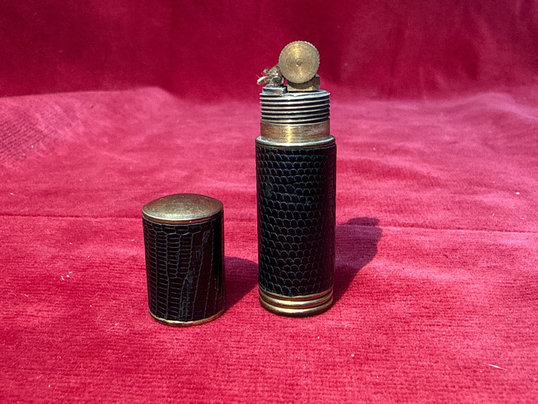 Ancien briquet tubulaire gainé de cuir noir