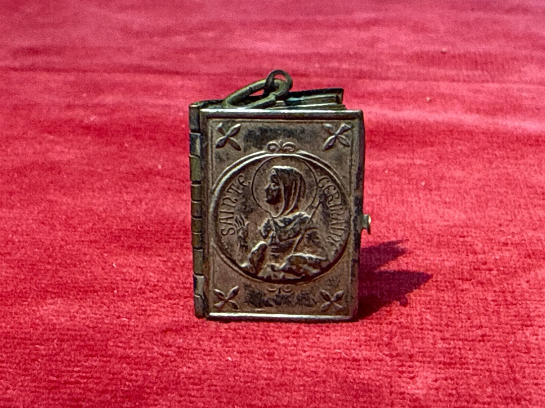 Pendentif livre Souvenir de Pibrac Sainte Germaine métal