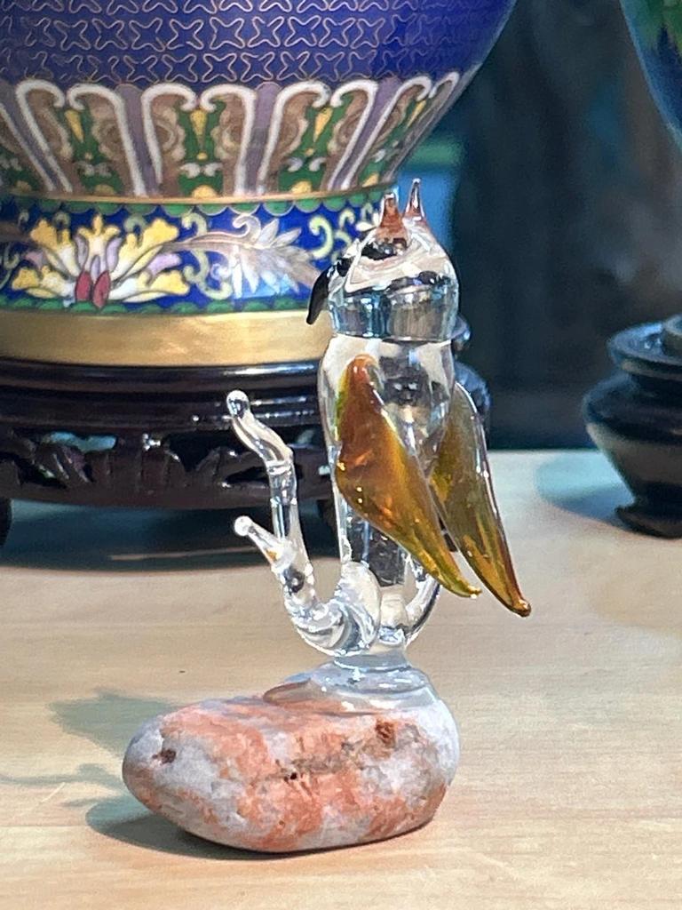 Statuette Chouette / Hibou en verre posé sur une pierre