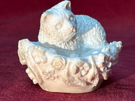 Petite figurine chat en panier fleuri Os sculpter signé lechat