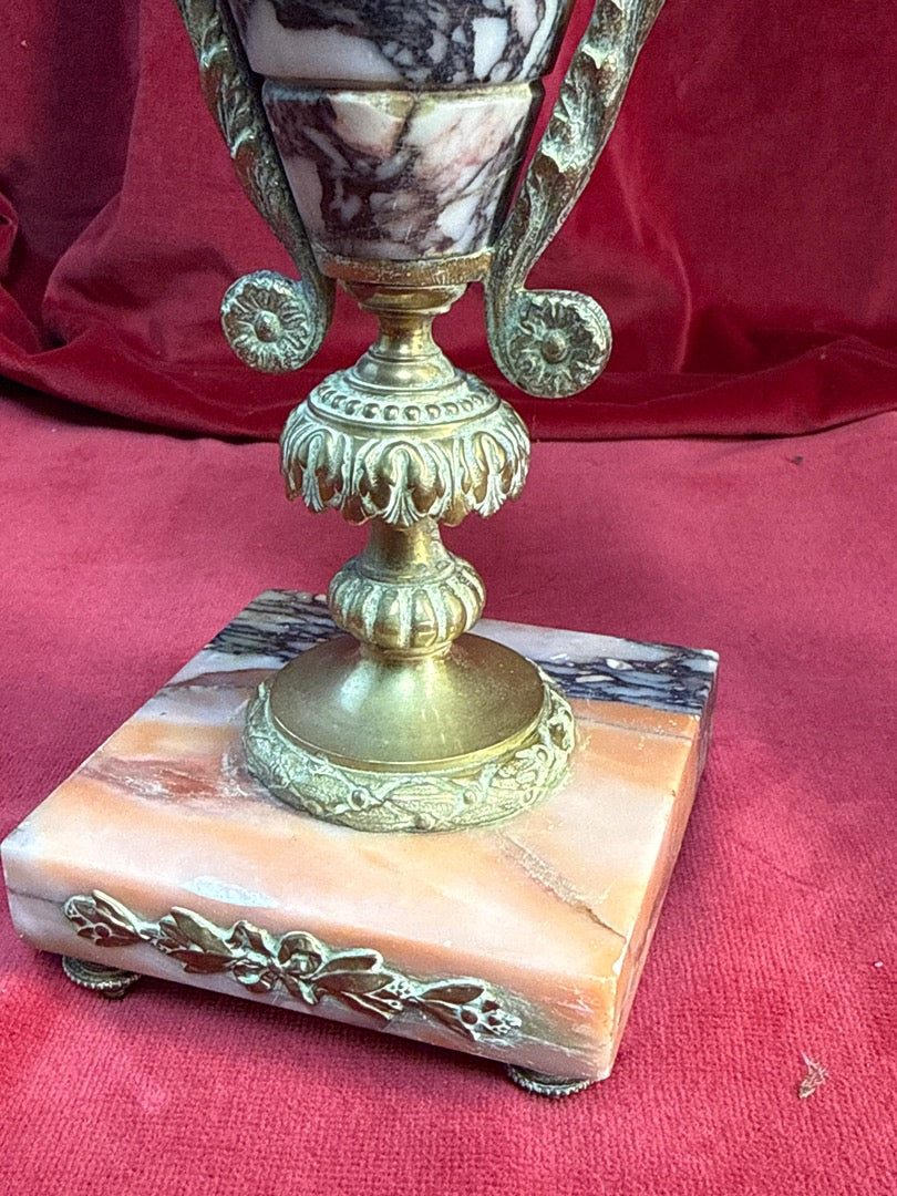 Paire de cassolettes décoratives en marbre veiné et métal doré