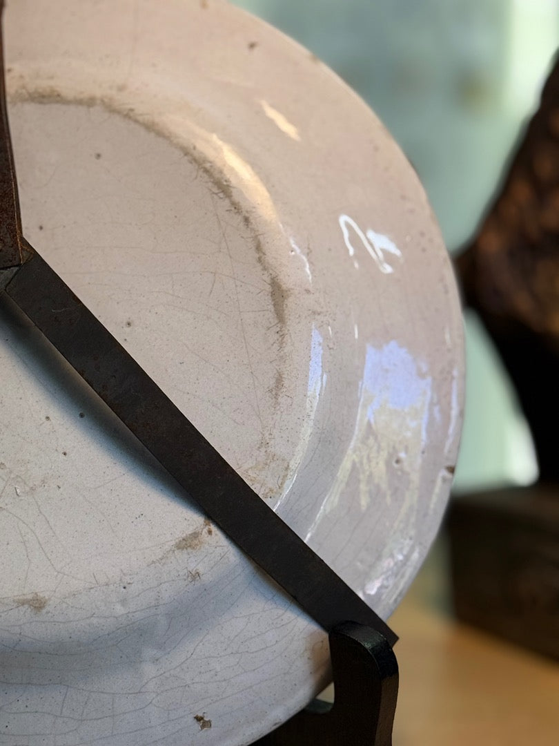 Assiette en faïence – Nevers – Céramique – Dame au parasol
