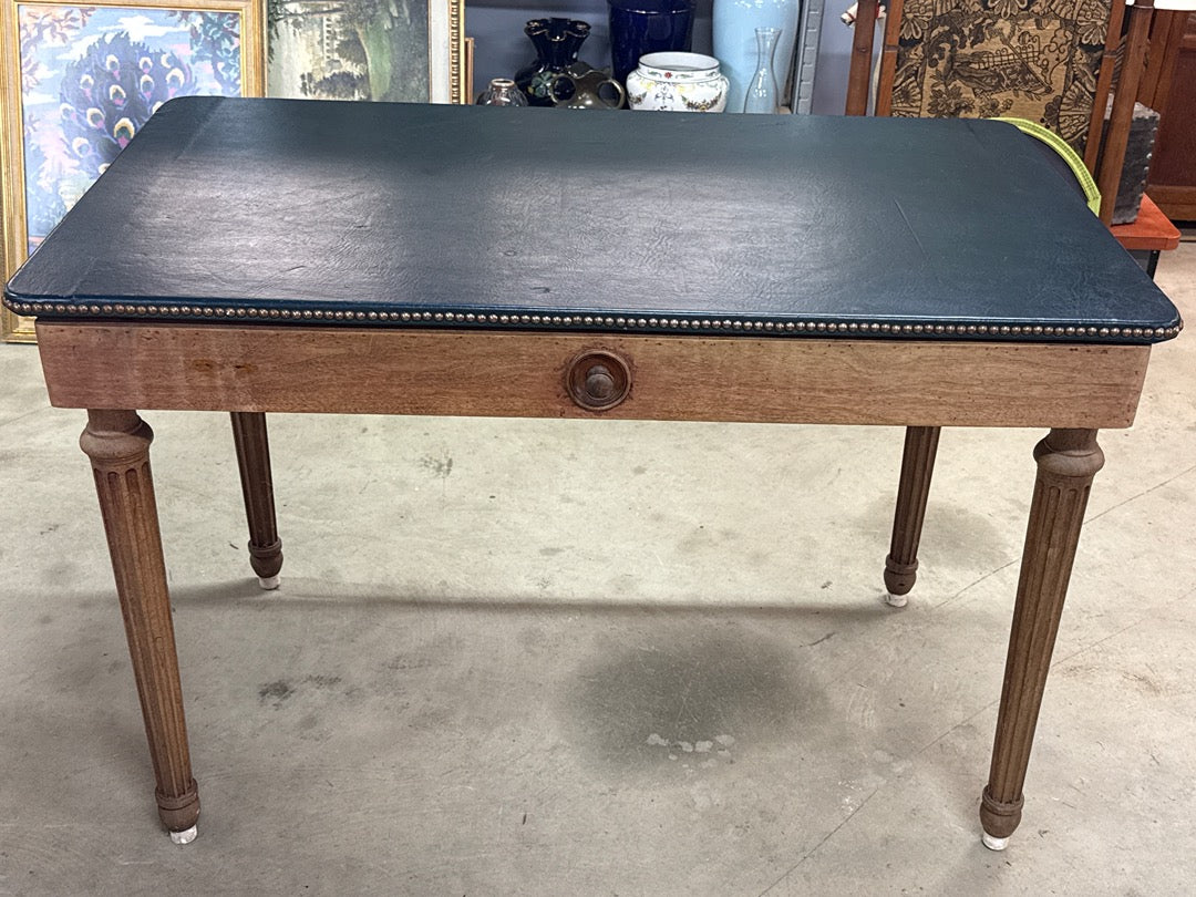 Bureau ancien – En bois et cuir vert