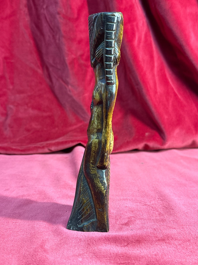 Statuette femme en corne sculptee artisanale