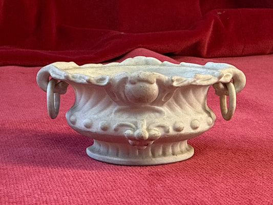 Cache-pot ovale en céramique blanche patinée, anneaux et décor en relief