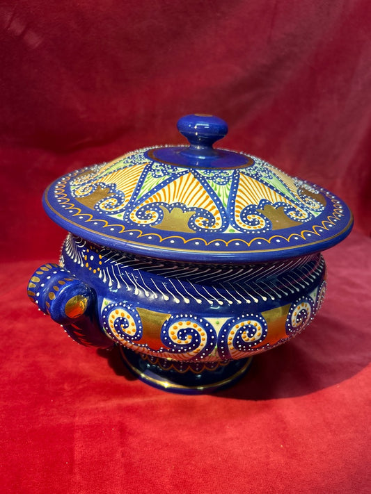 Soupière HB Quimper bleue à décor polychrome et doré, environ 21 cm
