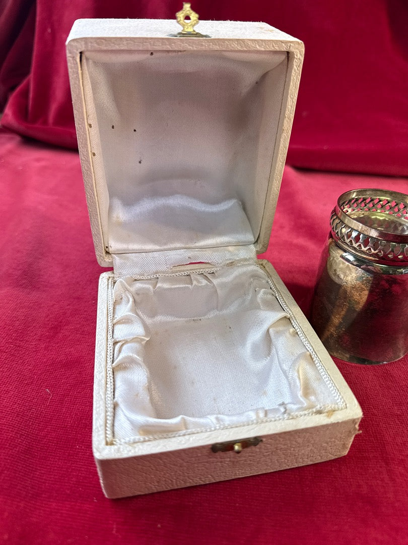 Timbale en métal argenté sur pied ajouré, avec écrin