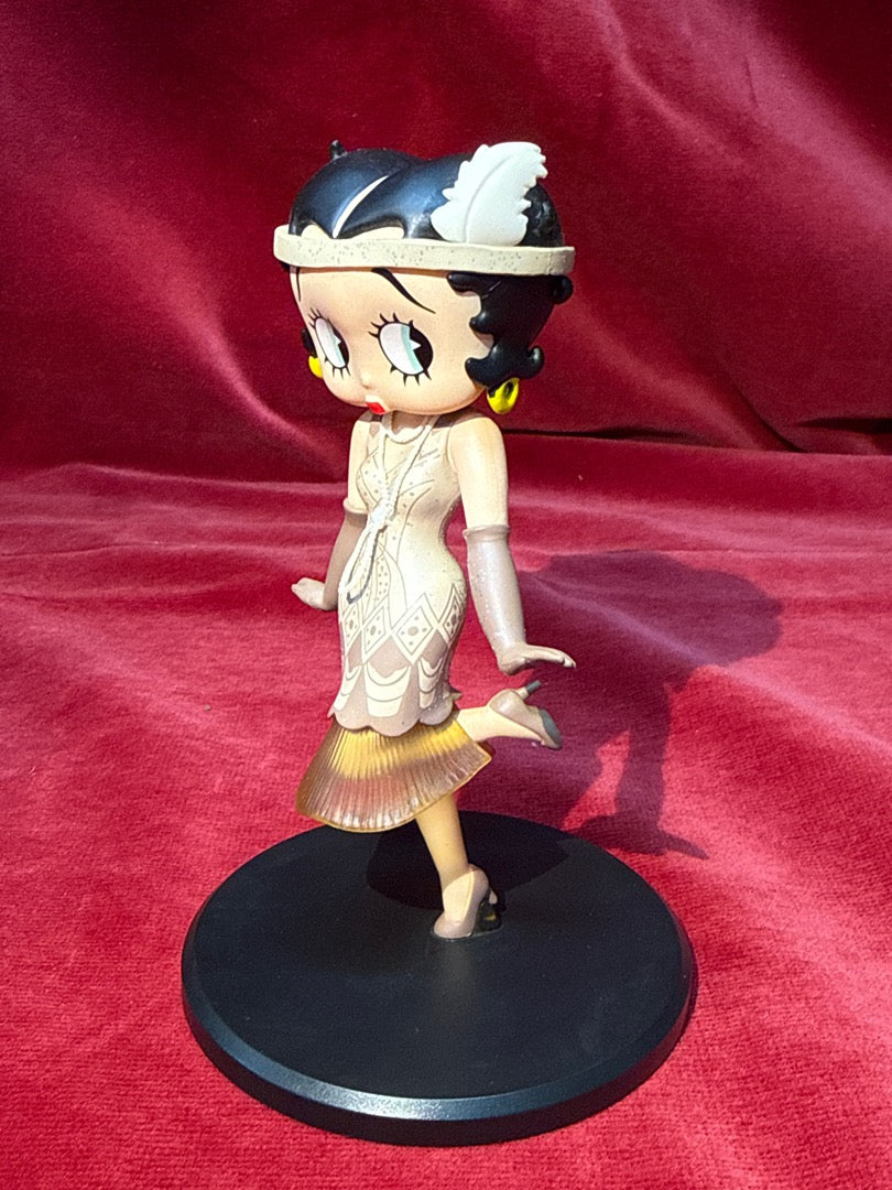Figurine Betty Boop charleston robe beige socle noir