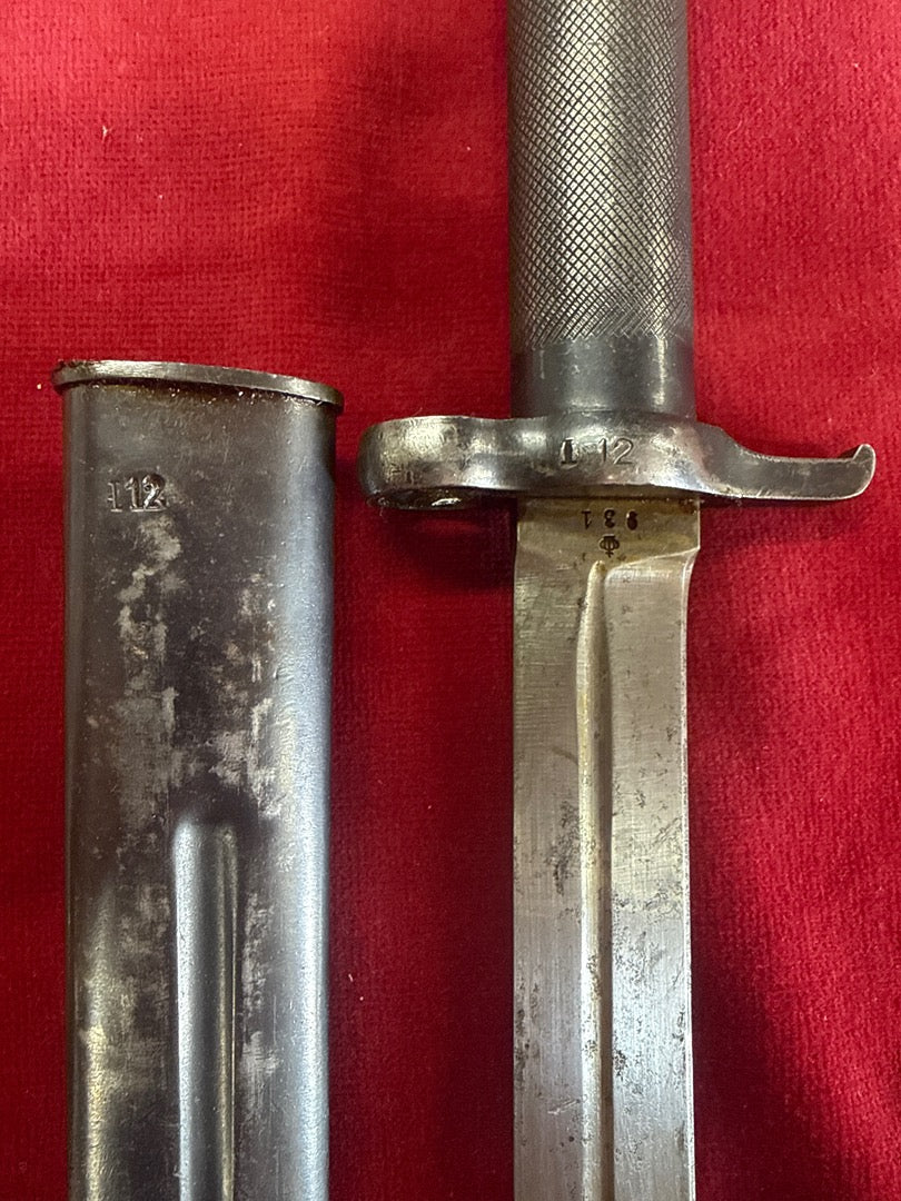Baïonnette – Ancien couteau militaire avec fourreau