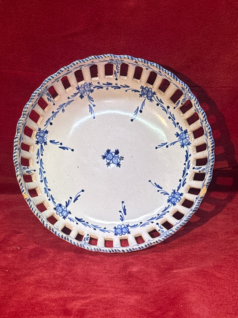 Coupe sur pied ajourée en céramique bleue et blanche