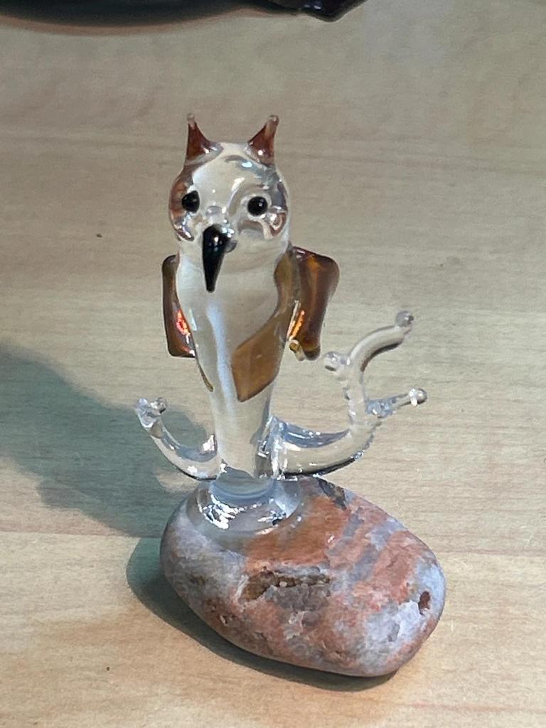 Statuette Chouette / Hibou en verre posé sur une pierre