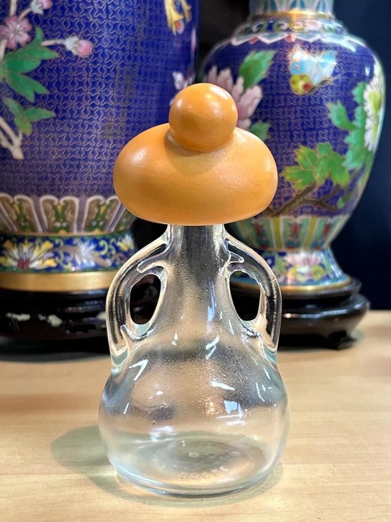 Petite bouteille en verre avec tête de femme