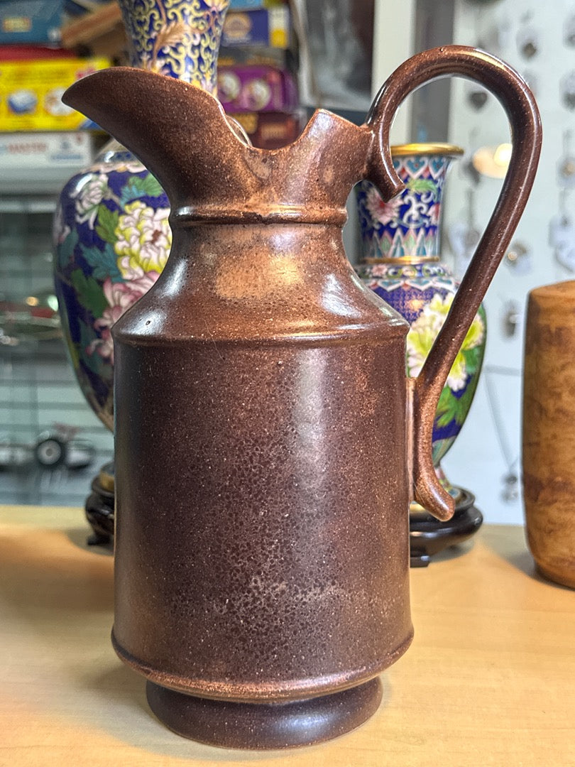 Pichet ancien en céramique – Brun