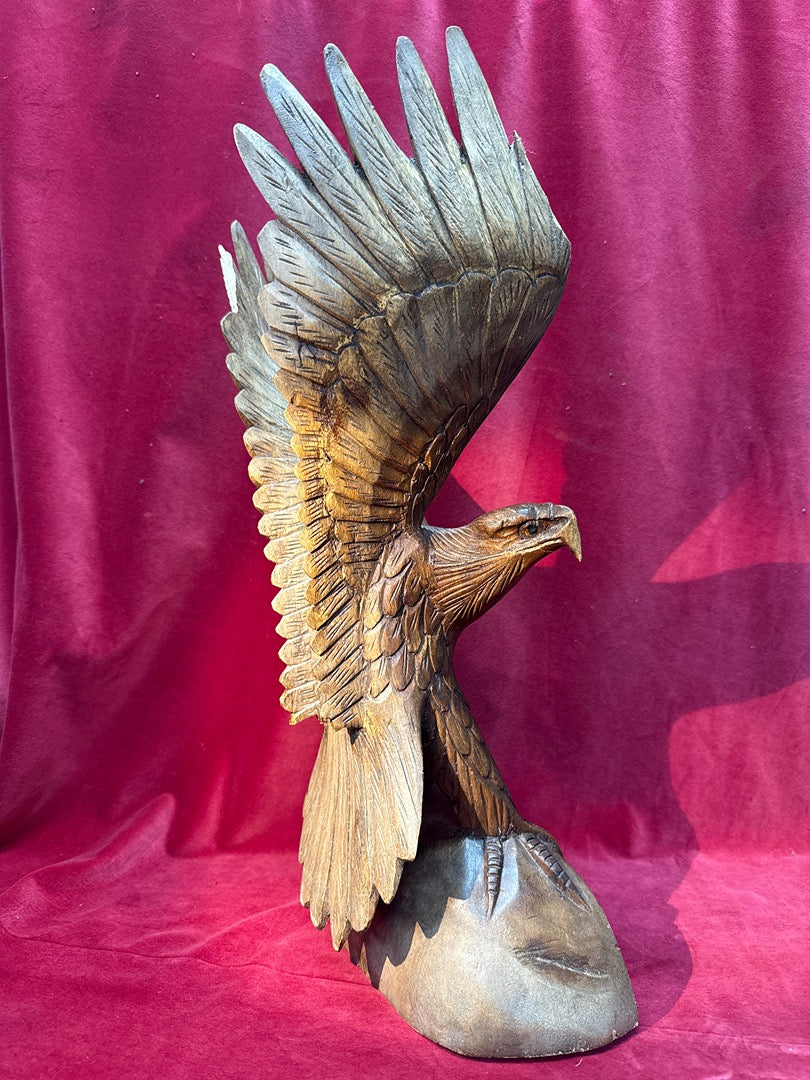 Grande statuette aigle en bois sculpté