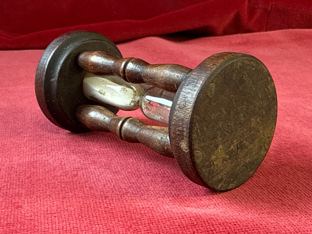 Petit sablier en bois tourné et verre, hauteur 10 cm