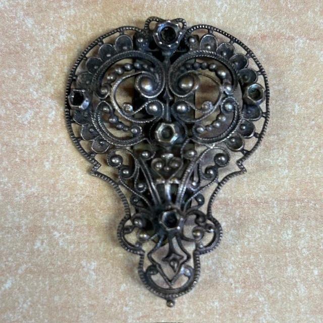 Clip à Robe – Bijoux – Métal Filigrané