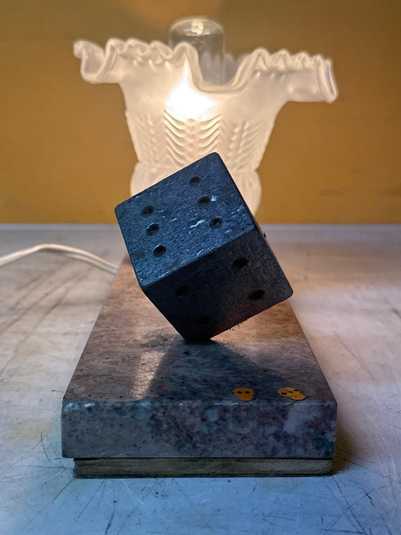 Lampe de chevet vintage – Abat-jour en verre et dé