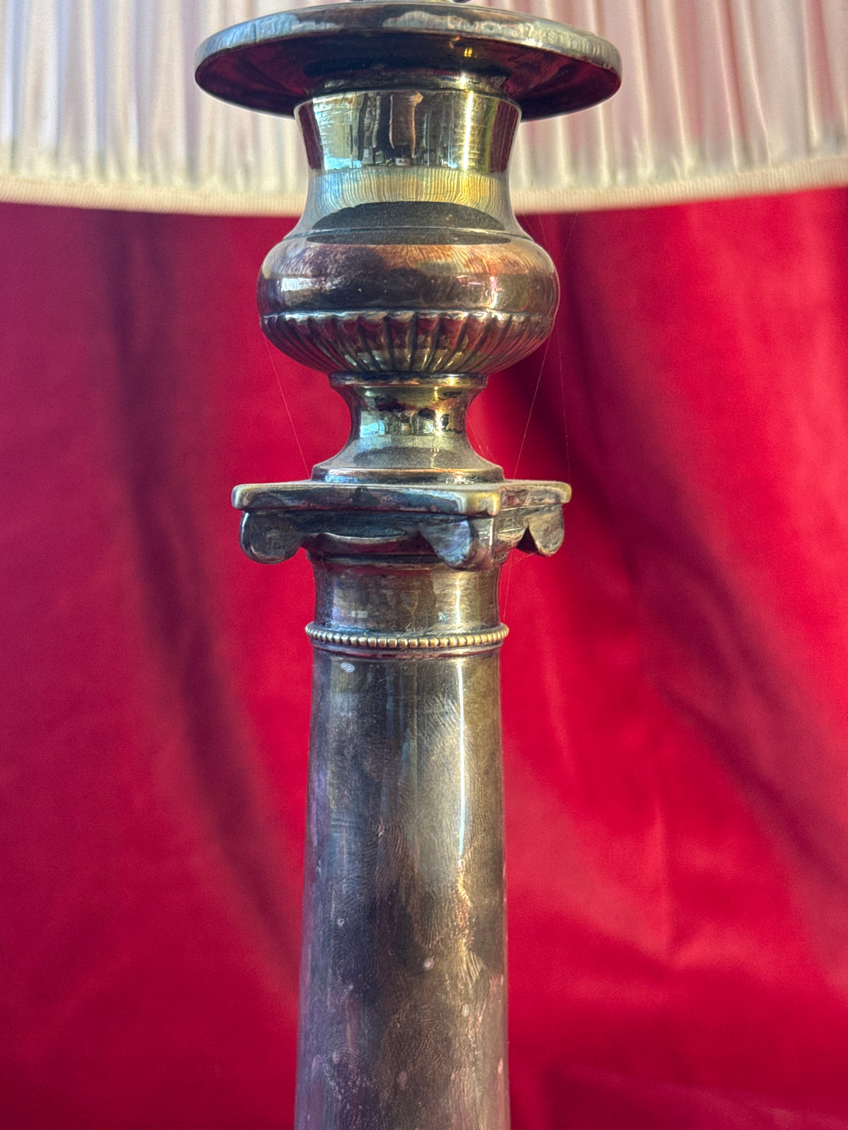 Lampe à poser colonne en métal et abat-jour plissé crème