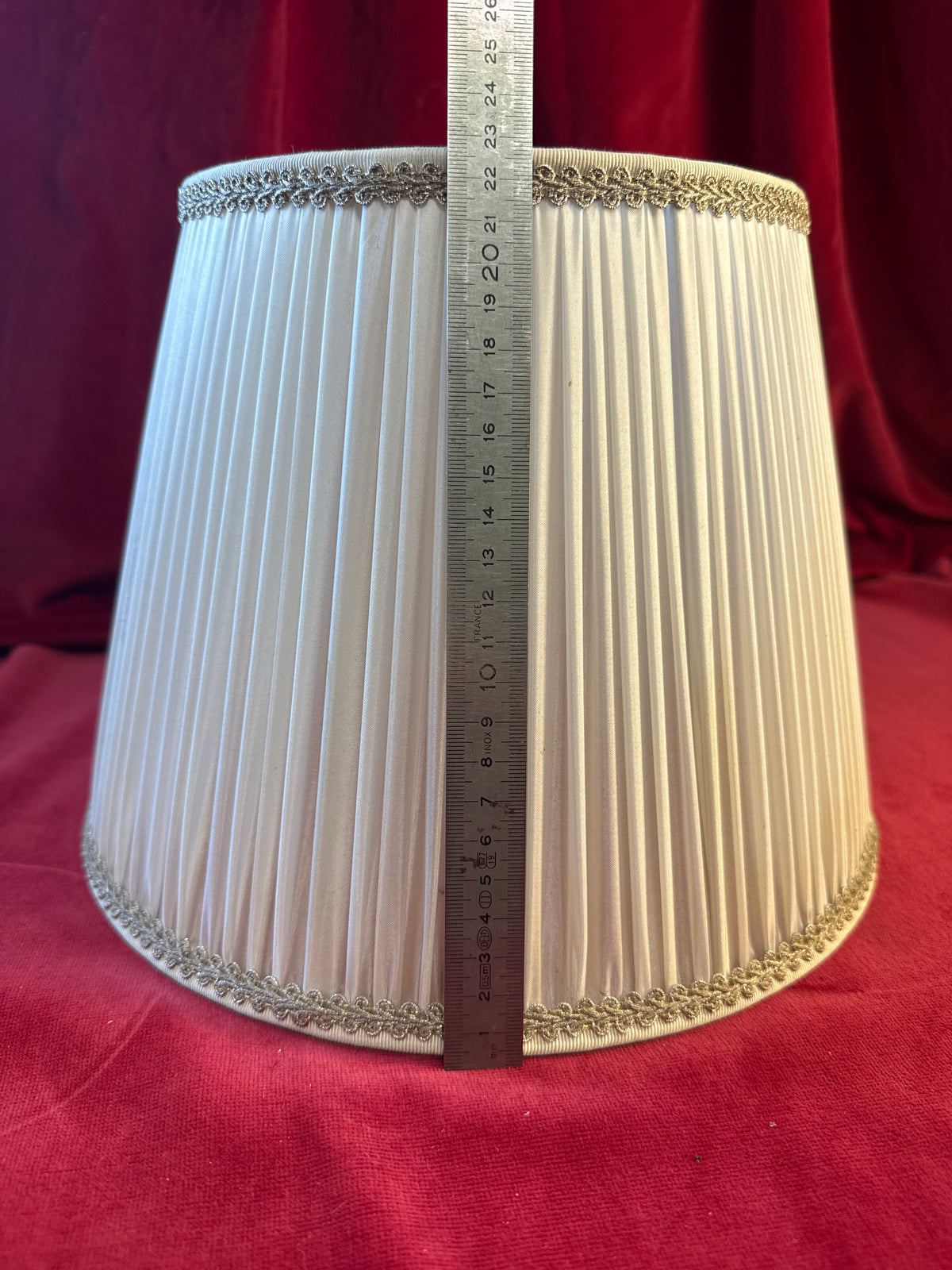 Lampe à poser colonne en métal et abat-jour plissé crème