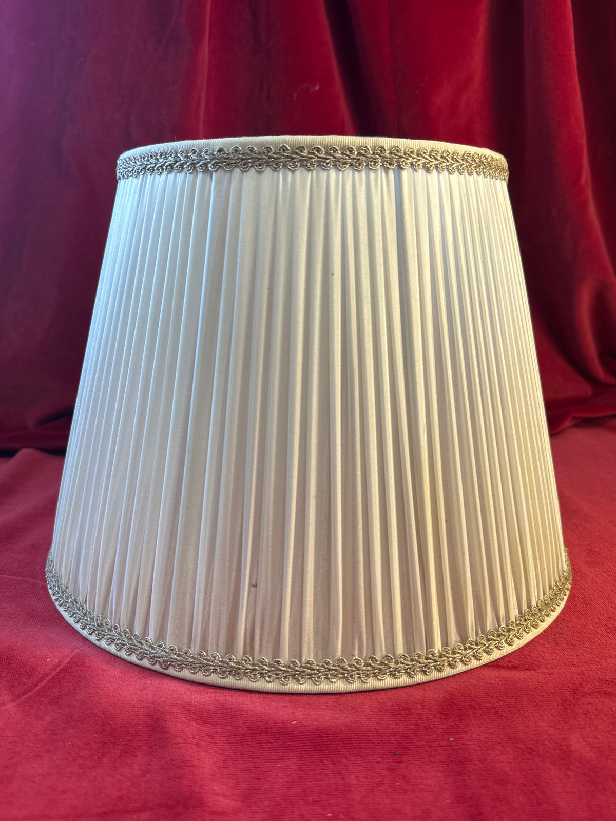 Lampe à poser colonne en métal et abat-jour plissé crème