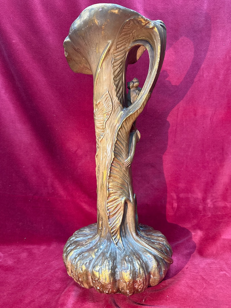Vase art nouveau femme dorée en plâtre d'après Gustave Van Vaerenbergh