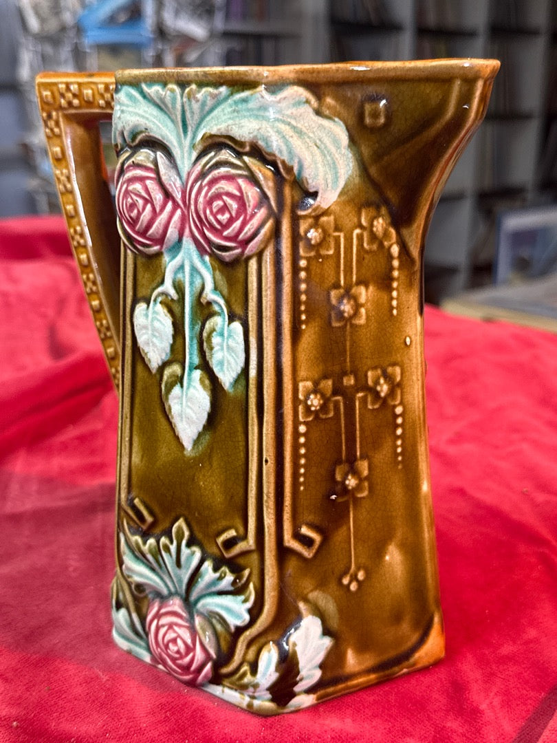 Pichet barbotine – Onnaing 776 – Vaisselle – Décor roses marron