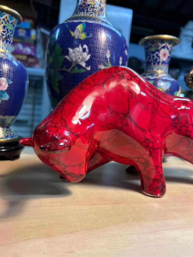 Belle Sculpture céramique de taureau rouge