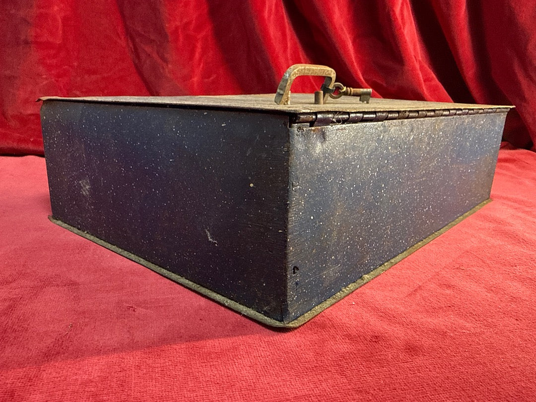 Ancienne boite metallique emaille bleue
