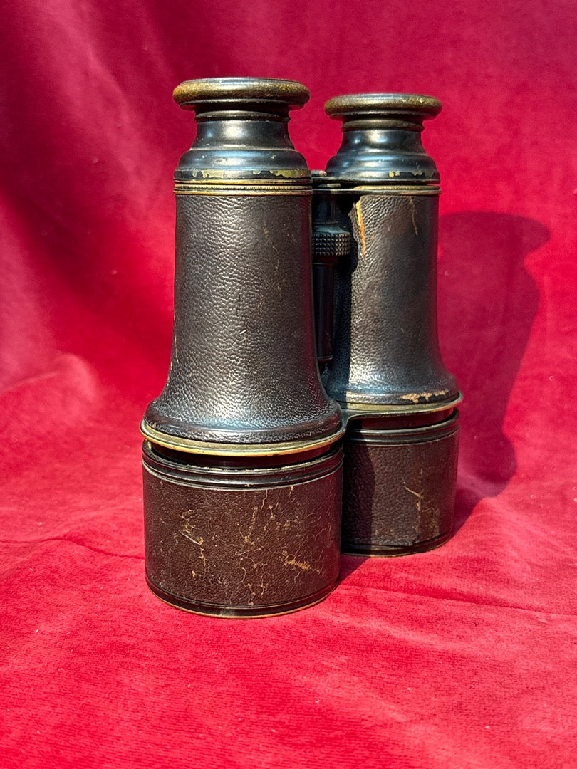 Jumelle marine ancienne en laiton gainée de cuir