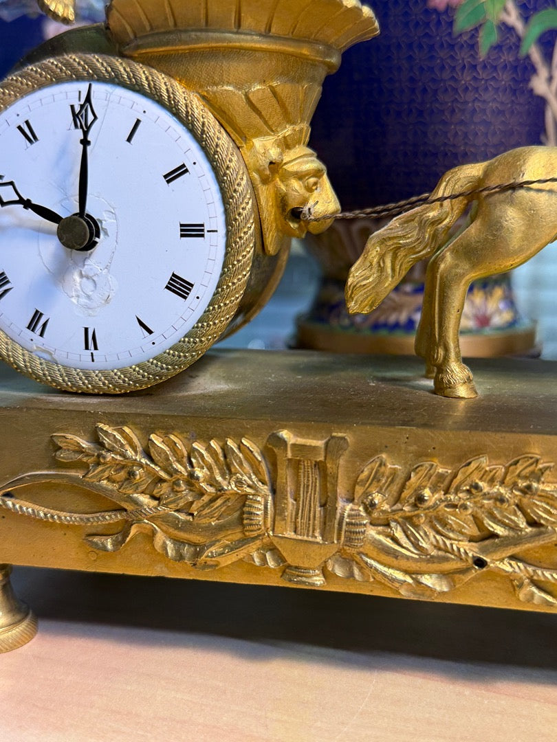 Horloge de table en bronze doré motif Apollon et char