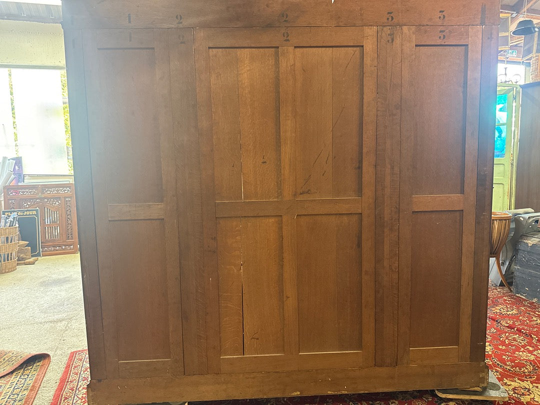 Bibliothèque ancienne en bois avec ornements en bronze