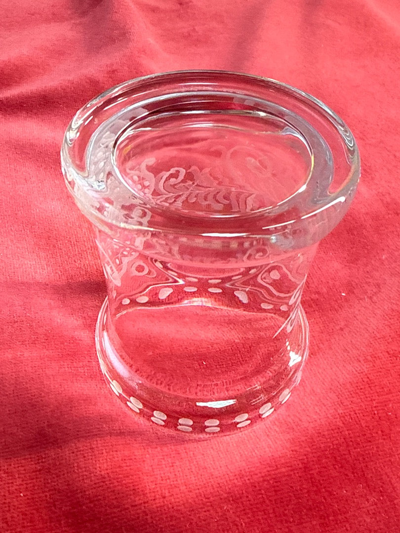 Pot en verre gravé à volutes et feuillages, avec couvercle