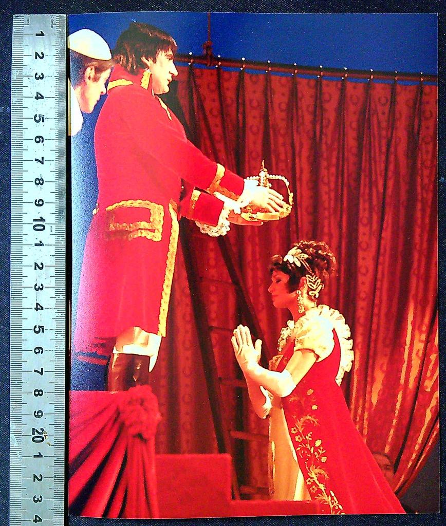 Photo de théâtre – Serge Lama - Opéra – Souvenir – Scène en rouge