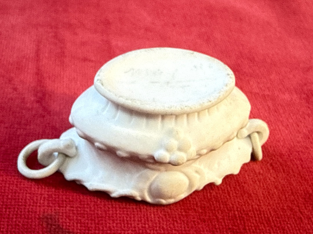 Cache-pot ovale en céramique blanche patinée, anneaux et décor en relief