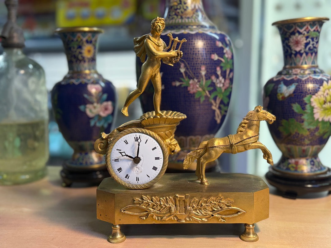 Horloge de table en bronze doré motif Apollon et char