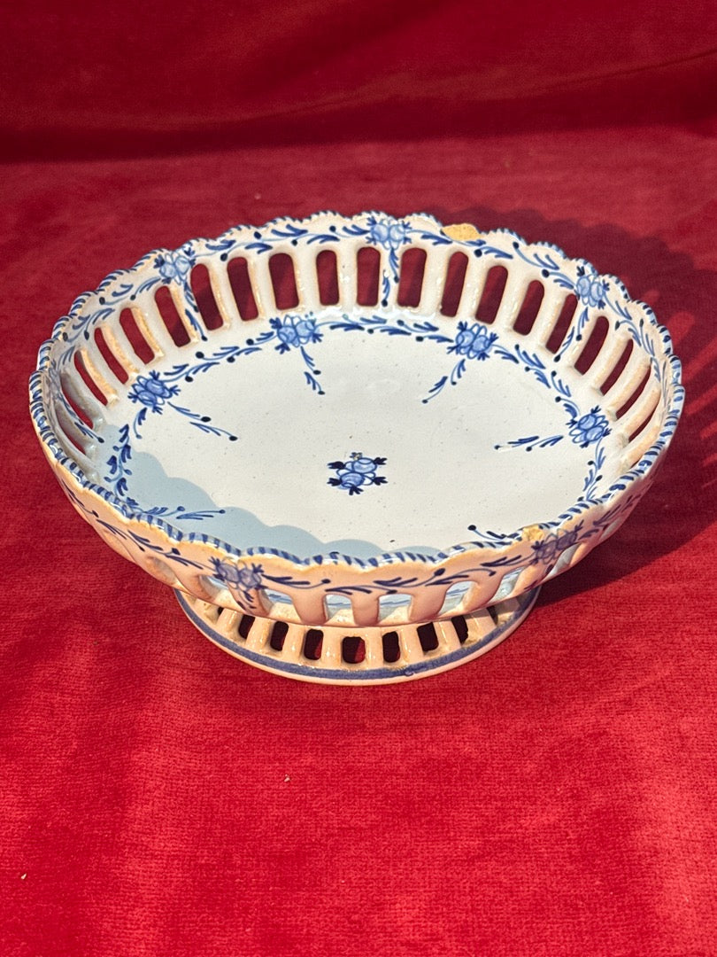 Coupe sur pied ajourée en céramique bleue et blanche