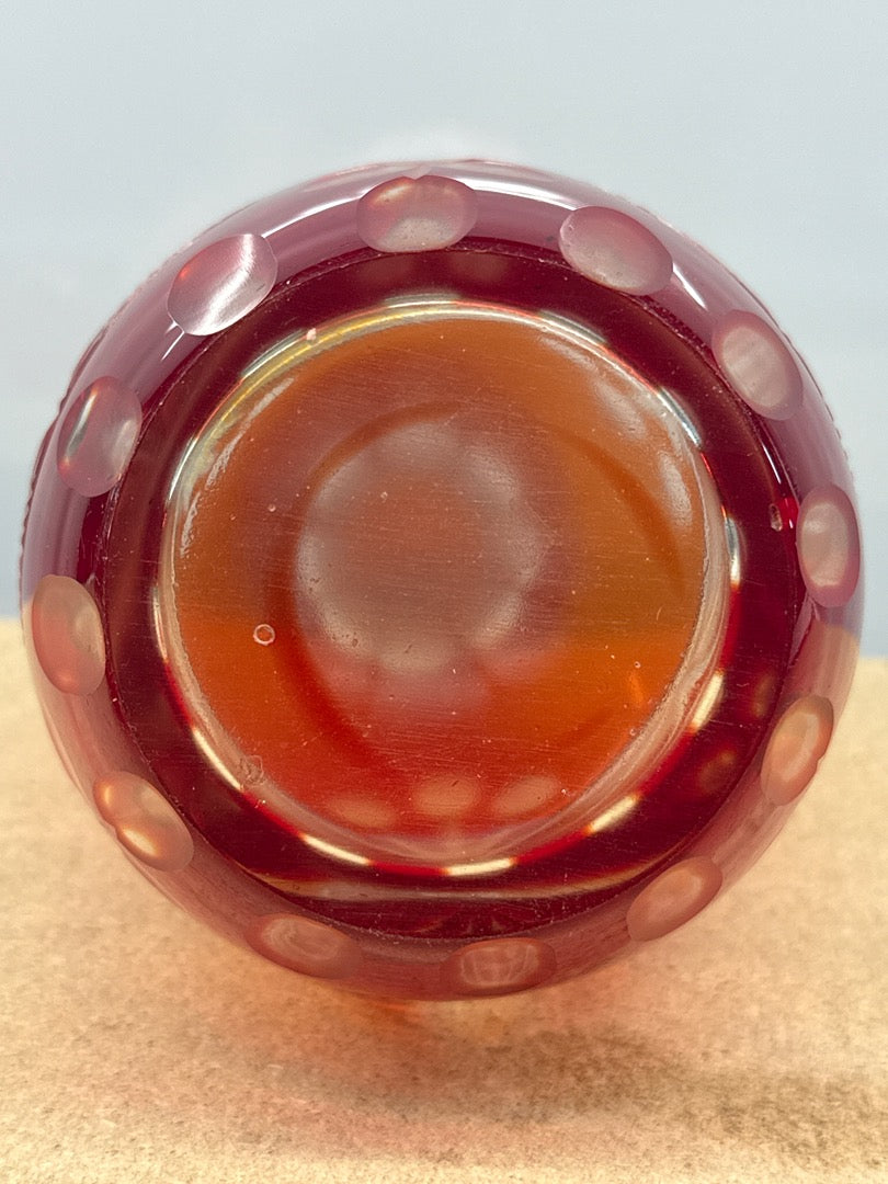 Carafe – Ornements – Verre rouge taillé avec bouchon
