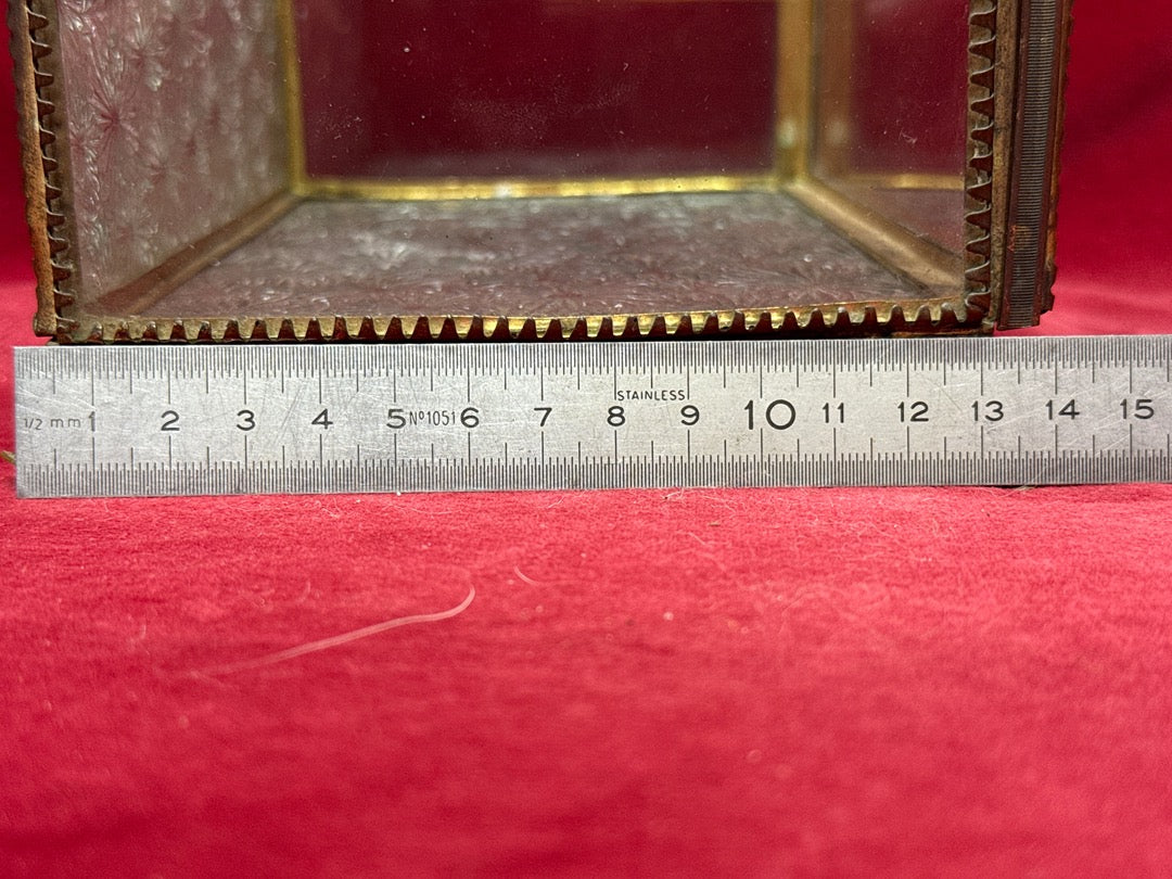 Petite vitrine reliquaire en laiton et verre biseauté