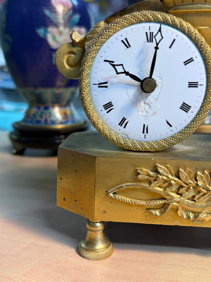 Horloge de table en bronze doré motif Apollon et char