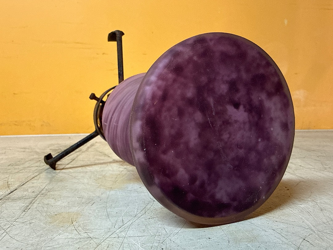 Lampe ancienne – Pied en verre violet et fer forgé