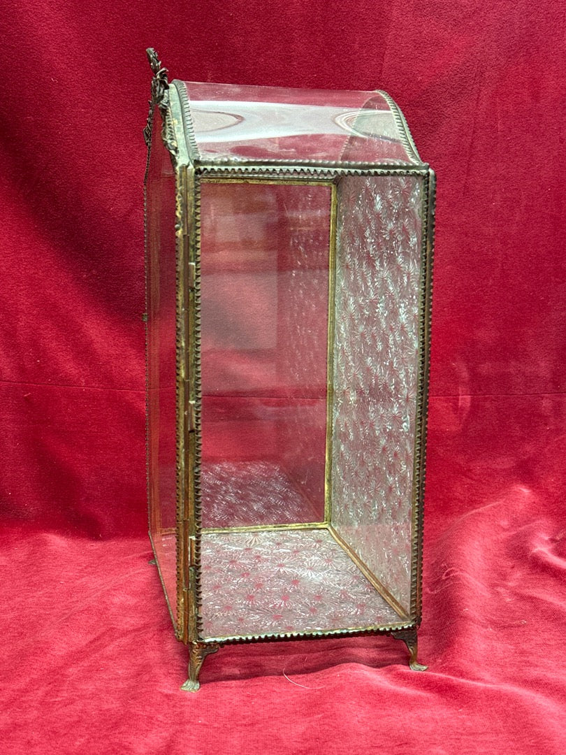 Petite vitrine reliquaire en laiton et verre biseauté