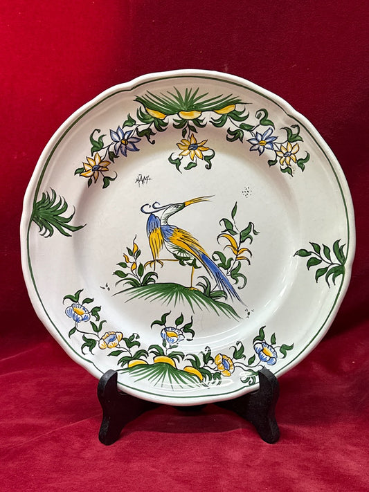Assiette en céramique à l’oiseau, décor d’après Moustiers, Puy du Fou, 24,7 cm
