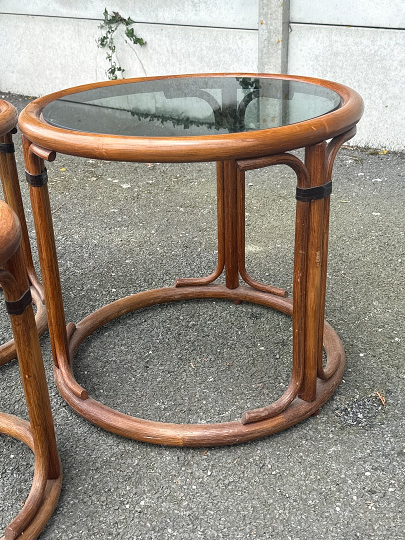 Tables gigognes – Vintage – Mobilier – Bambou et verre fumé