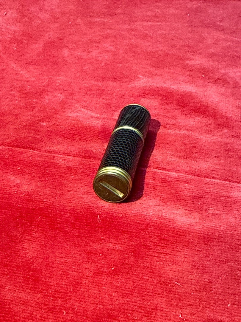 Ancien briquet tubulaire gainé de cuir noir