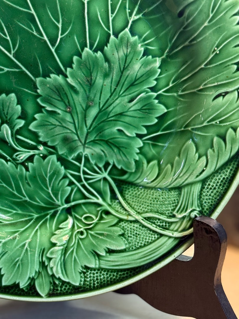 Assiette Barbotine – Décor Feuilles – Art De La Table – Vert Émaillé