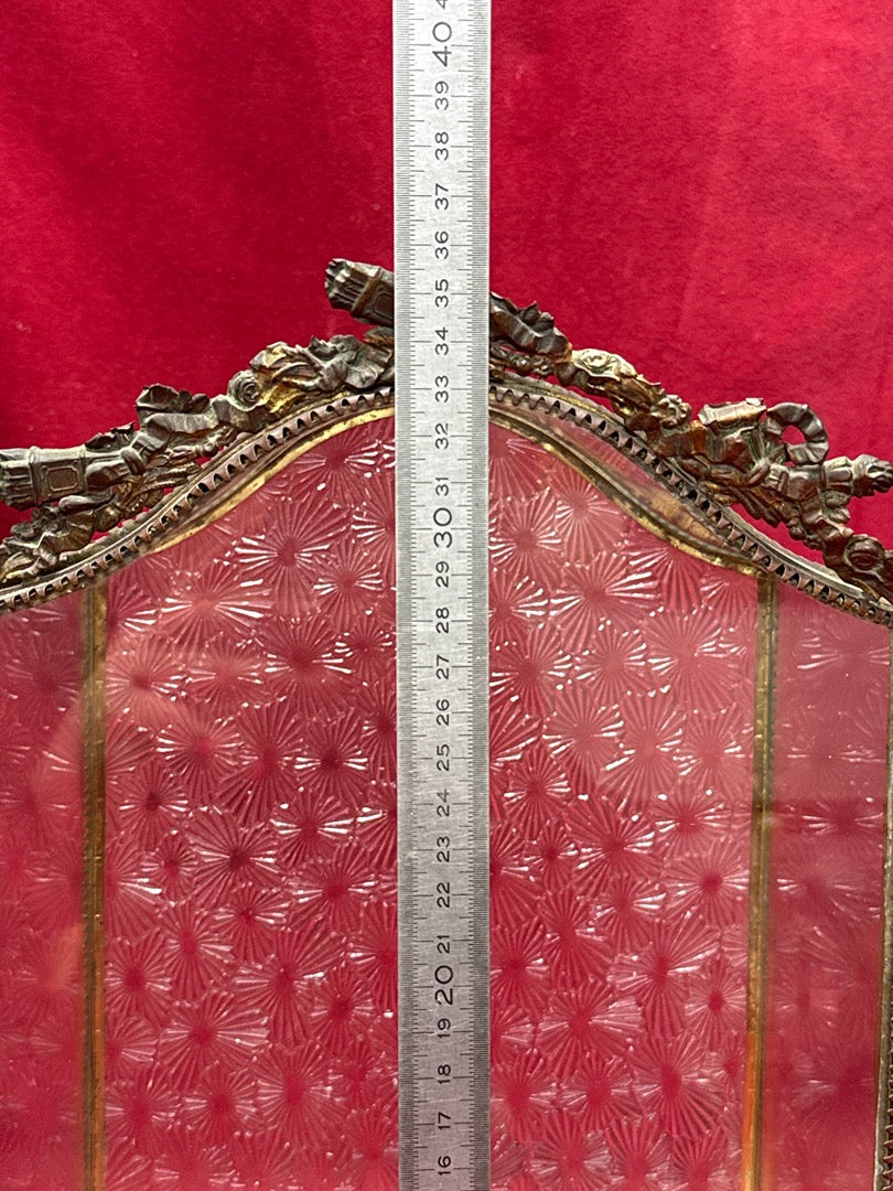 Petite vitrine reliquaire en laiton et verre biseauté