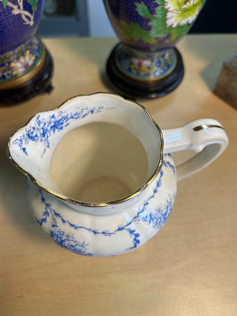 Pichet Staffordshire blanc à fleurs bleues