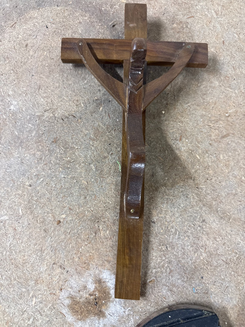 Crucifix ancien – Lot de crucifix et bénitiers