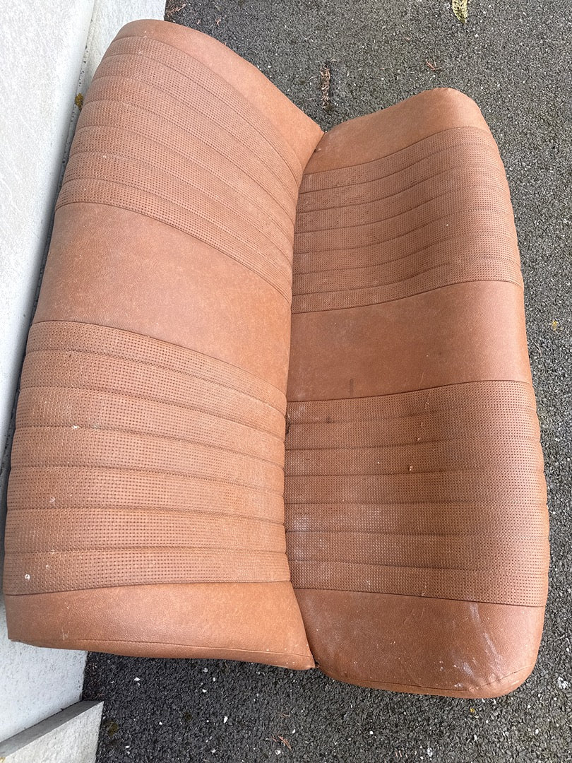 Banquette arrière de voiture ancienne – Peugeot – Décoration – Skaï marron